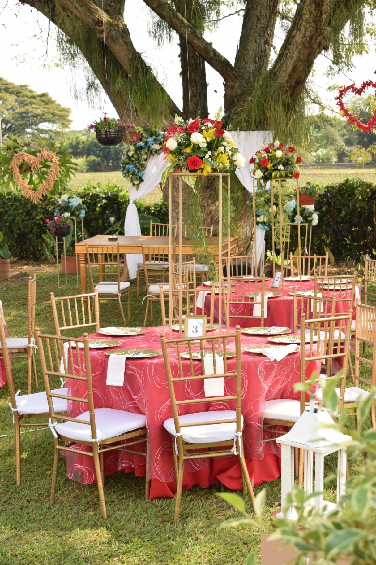 Mesa de altar y arco floral para ceremonia de boda al aire libre