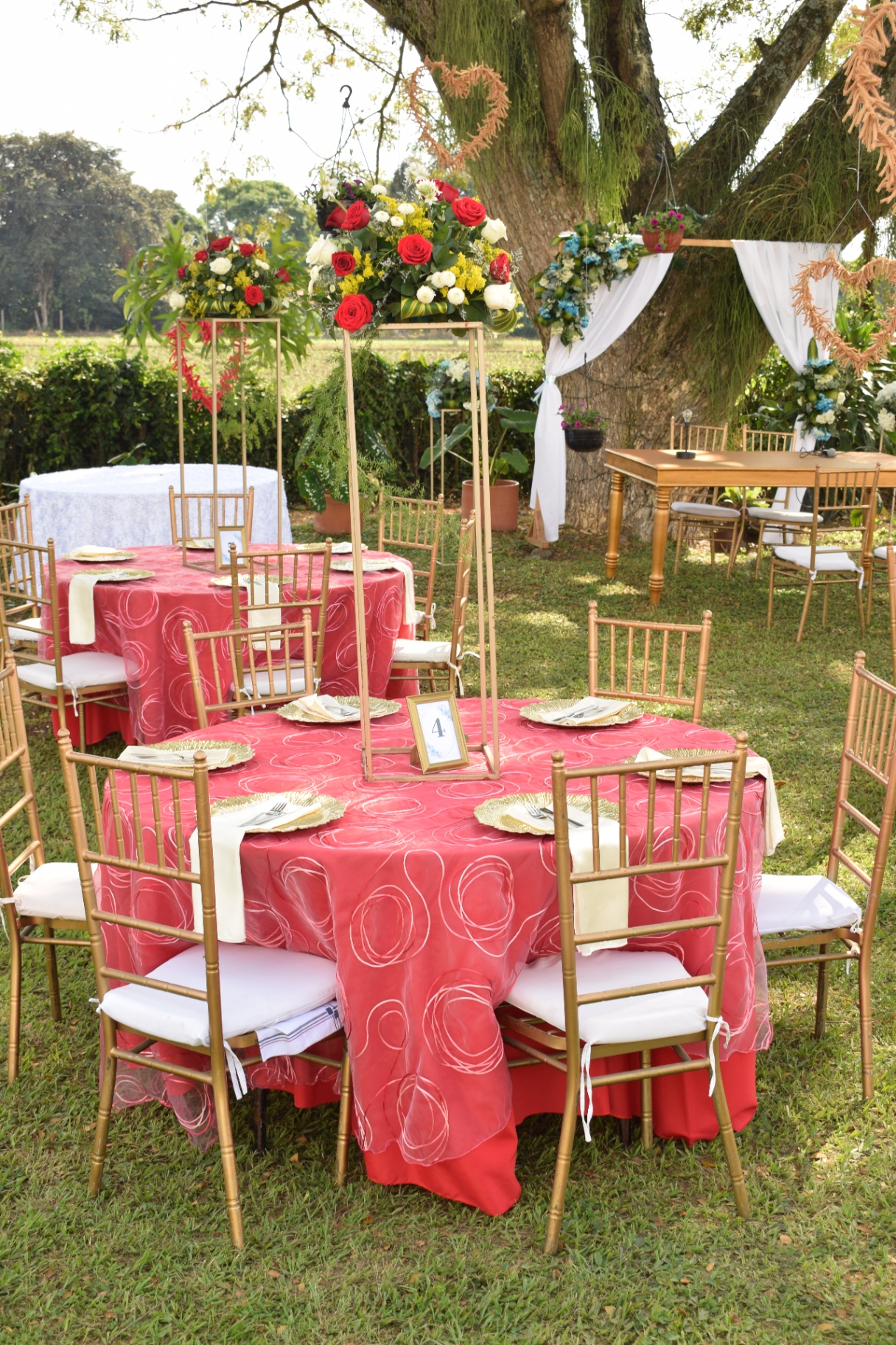 Detalle de mesa con vajilla dorada y decoración floral para boda