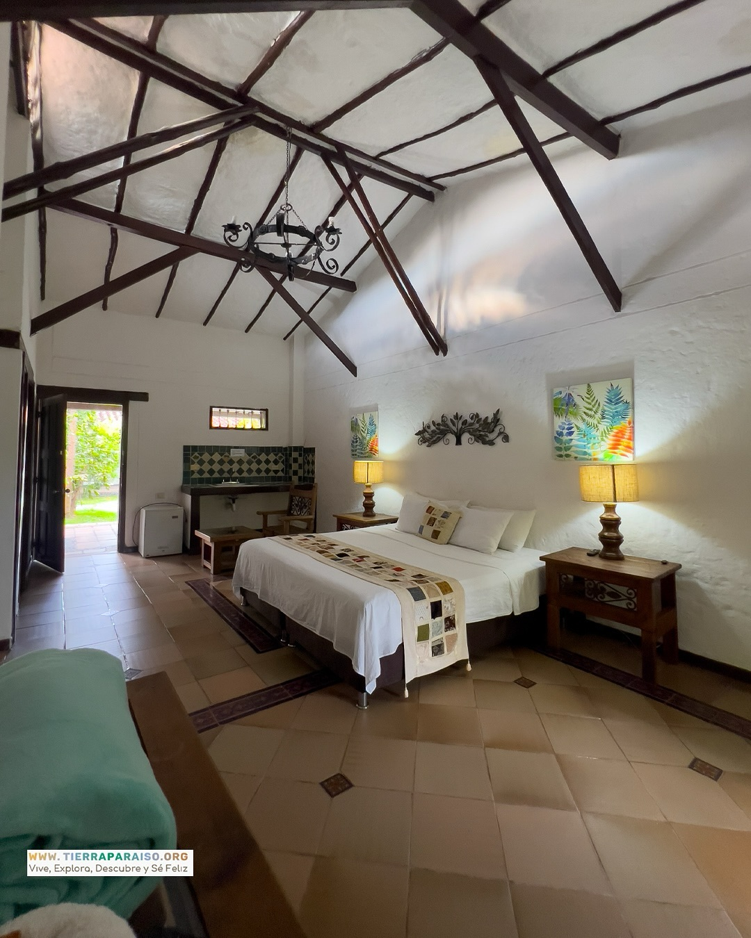 Suite Ejecutiva - cama principal y techo alto colonial