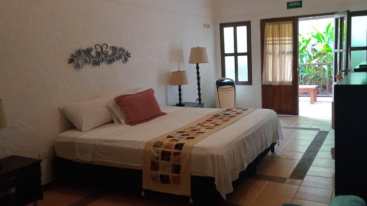 Suite Presidencial - cama y terraza colonial