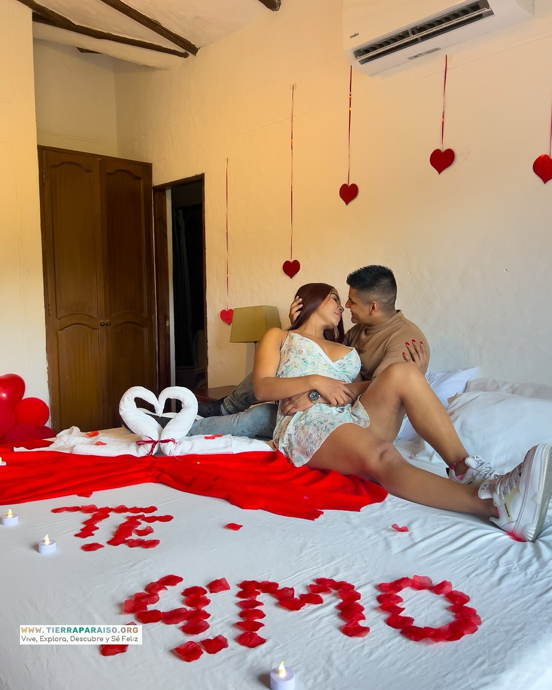 Pareja disfrutando la Suite Romántica