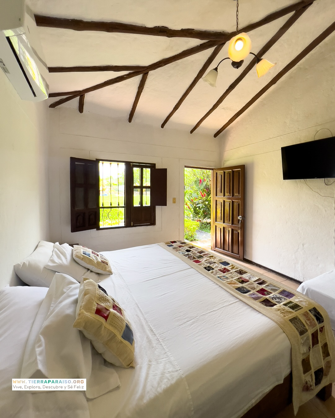 Suite Superior - vigas coloniales y jardín tropical