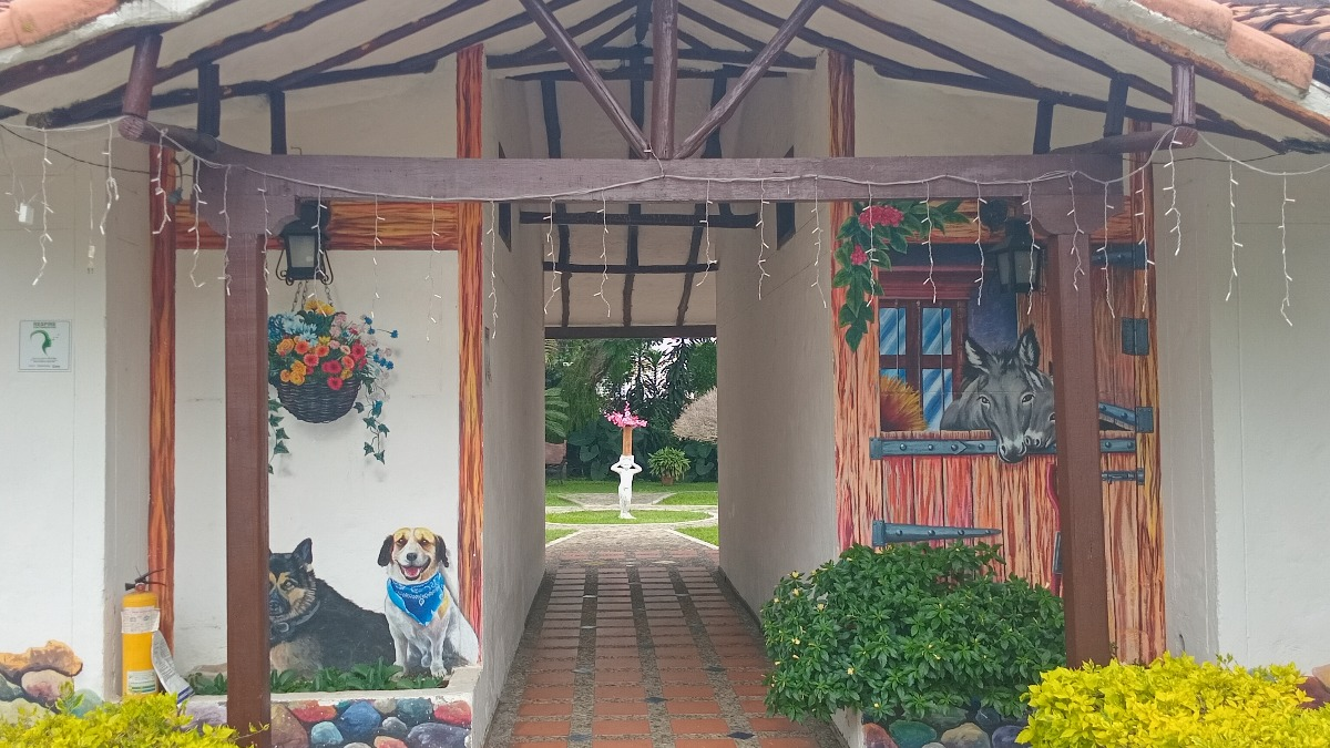 Pasillo exterior con mural artístico en zona común